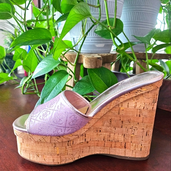 Guess Catiaee Round Toe Wedge Shoes - Picture 3 of 5